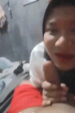 Kakak jilbab sepongin kontol adik crot dimulut