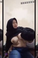 Bokeb hijab indo nyusuin pacarnya dikost