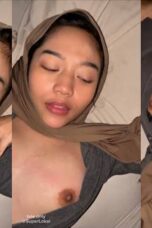 Bokep jilbab indonesia terbaru crot di susu