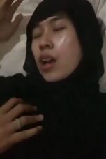 Hijab Hitam Behelan Desah Keenakan